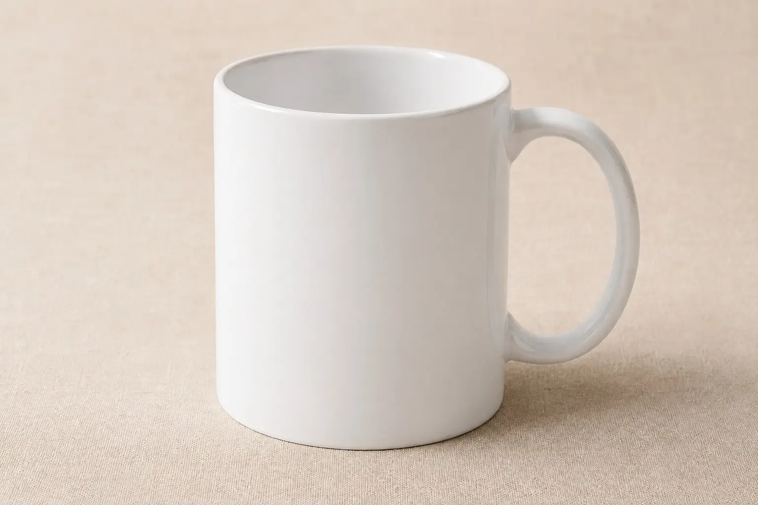 Mug blanc personnalisé avec monogramme bleu marine et décor végétal doré